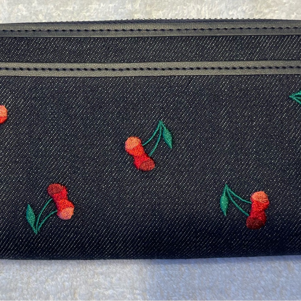 Kate Spade Wallet - Picture 2 of 5